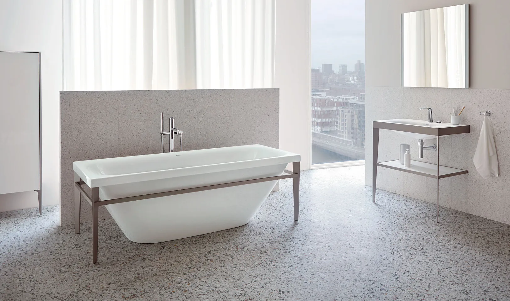 Lichtdurchflutetes Badezimmer mit weißer Duravit Badewanne und minimalistischen Armaturen.