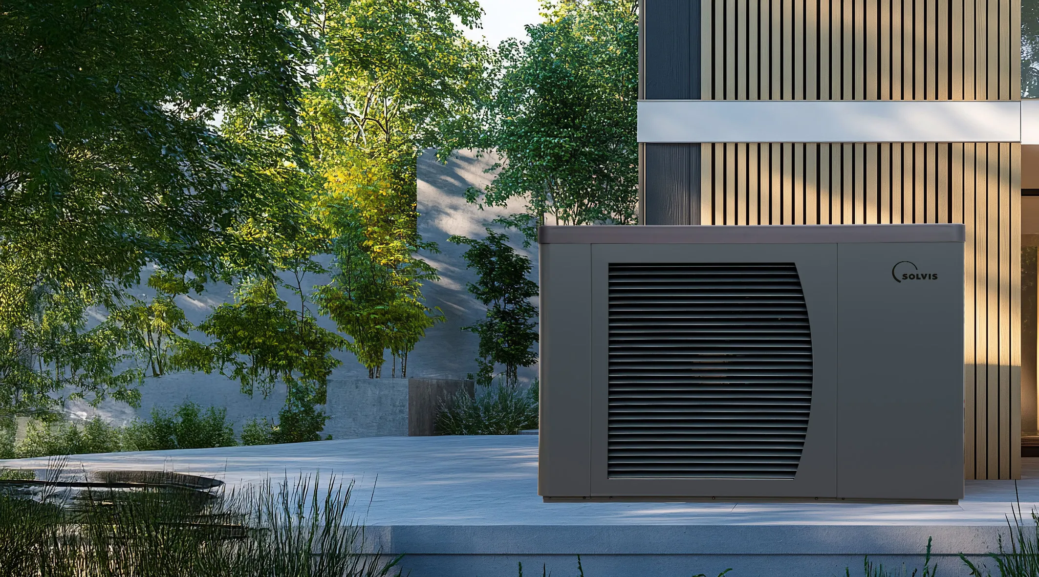 Eine Solvis-Wärmepumpe mit Lamellenfront steht auf einer Terrasse neben einem modernen Holzfassadenhaus, umgeben von Bäumen und Natur.