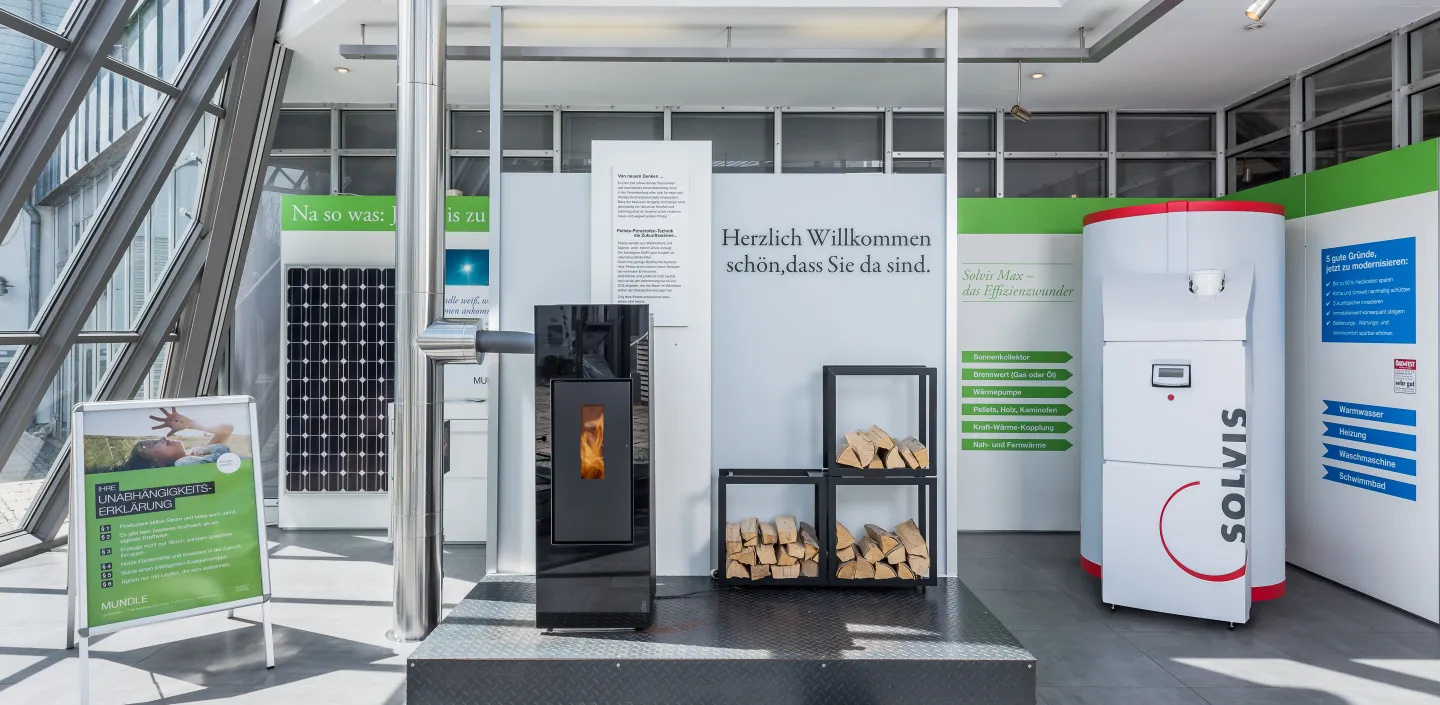 Badausstellung mit einem Kaminofen der Sanitär- und Heizungshandwerksunternehmens Mundle GmbH in Sindelfingen-Darmsheim.