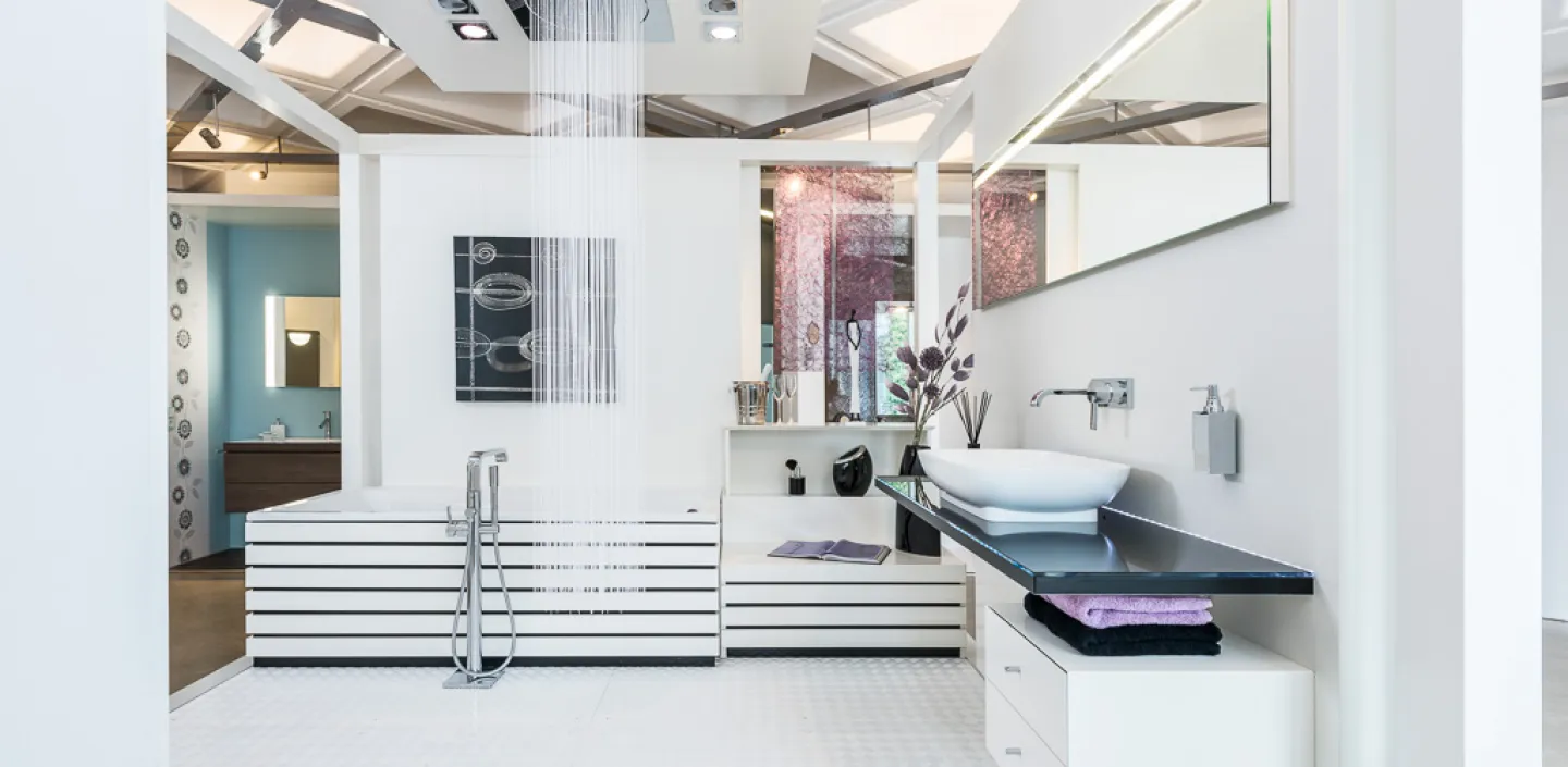 Badausstellung mit Regendusche der Sanitär- und Heizungshandwerksunternehmens Mundle GmbH.