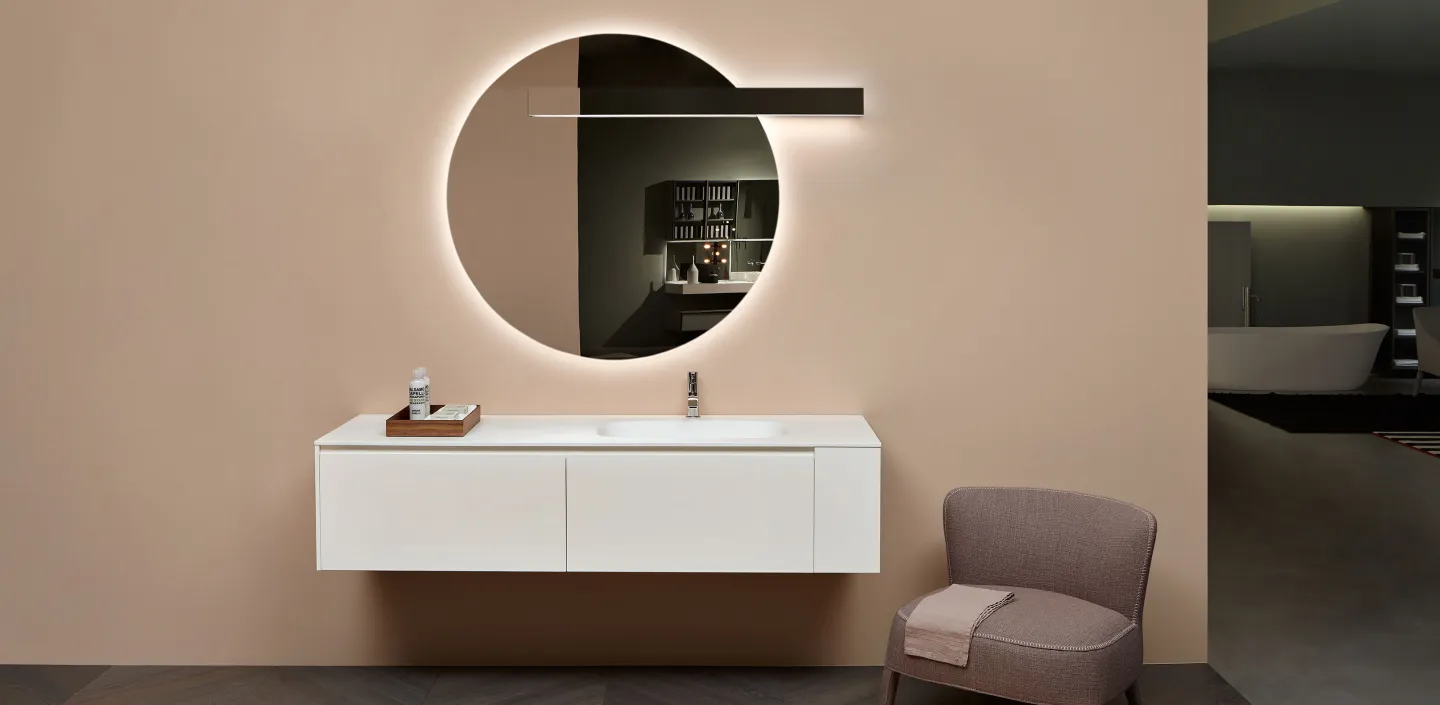 Wachtisch mit Armatur und Wandspiegel im italienischen Design von Antonio Lupi.