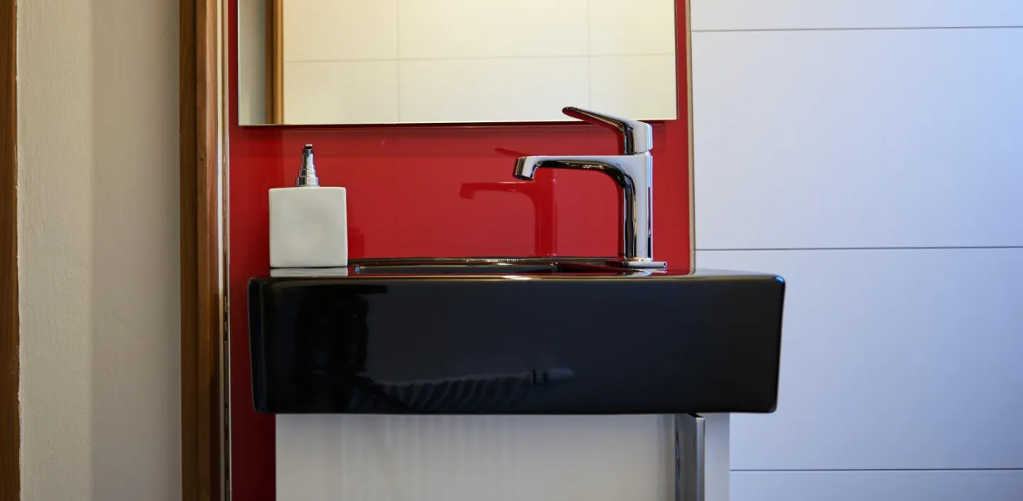 Gäste-WC mit Kontrasten