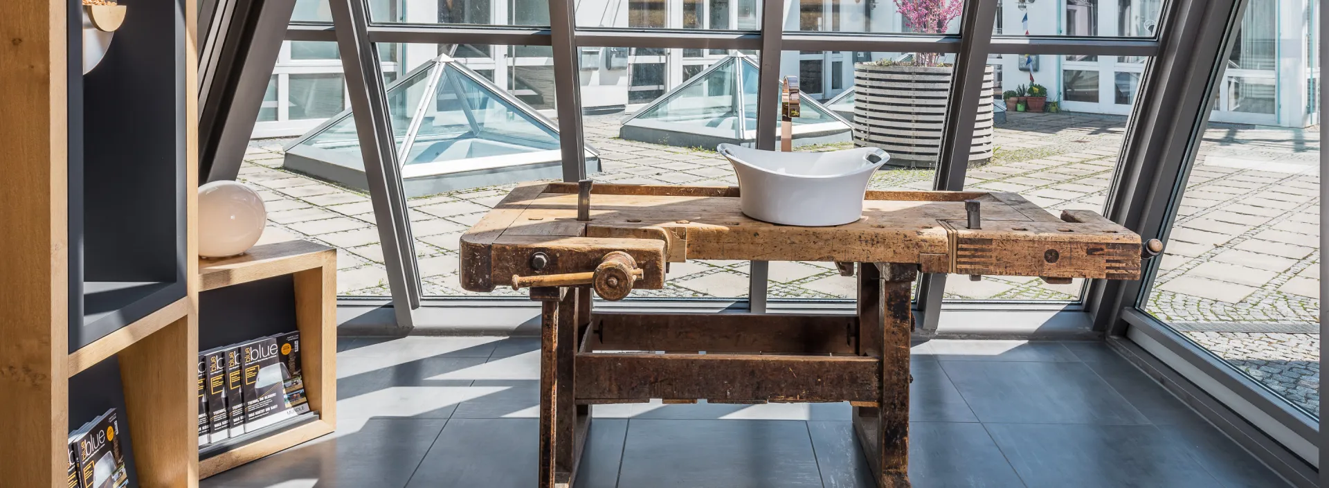 Showroom mit Armatur und Waschbecken auf einem Holzwaschtisch des Sanitär- und Heizungshandwerksunternehmens Mundle GmbH.