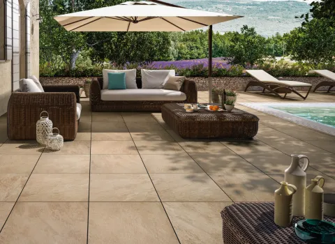 Eine Terrasse mit den Outdoor-Fliesen MyEarth Villeroy und Boch. 