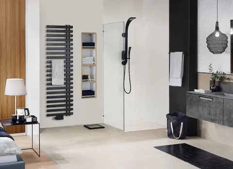 Ein modernes Badezimmer mit Badheizkörper Cha-cha von Bemm in Verbindung mit einem Schlafbereich, das durch schlichte Eleganz besticht. 