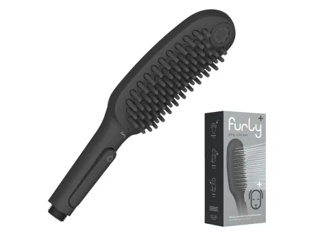 Eine schwarze Hundedusche mit integrierten Gummiborsten wird neben ihrer Verpackung präsentiert.