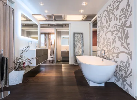 Badewanne in der Badausstellung des Sanitär- und Heizungshandwerksunternehmens Mundle GmbH in Sindelfingen.