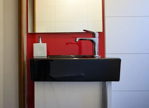 Gäste-WC mit Kontrasten