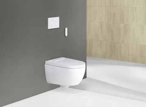 Dusch-WC in Weiß an grauer Wand und weißer Fußboden