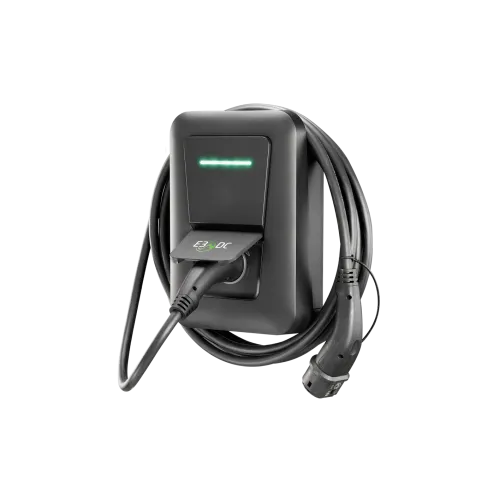 Eine schwarze Wallbox Efy von E3DC mit angeschlossenen Ladekabel vor neutralen Hintergrund.