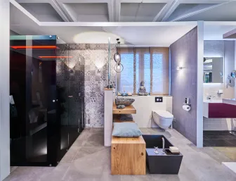 Badausstellung mit schwarzen und lila Akzenten des Sanitär- und Heizungshandwerksunternehmens Mundle GmbH.