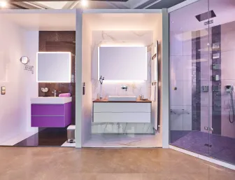 Badausstellung mit lila Akzenten des Sanitär- und Heizungshandwerksunternehmens Mundle GmbH.