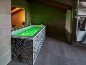 Wellnessbad Whirlwanne Grün