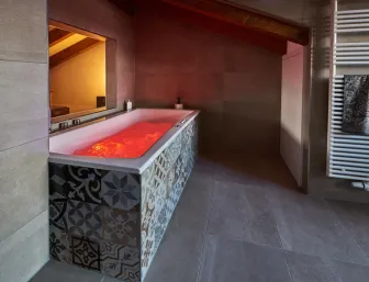 Wellnessbad Whirlwanne Rot