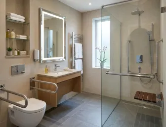 Bild eines barrierefreien Badezimmers.