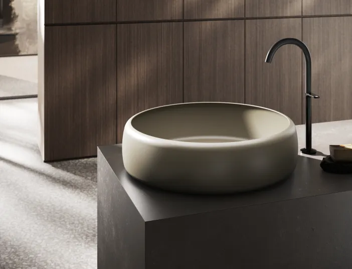 Waschbecken BetteCurve in Hazel auf Waschtisch frei im Raum stehend