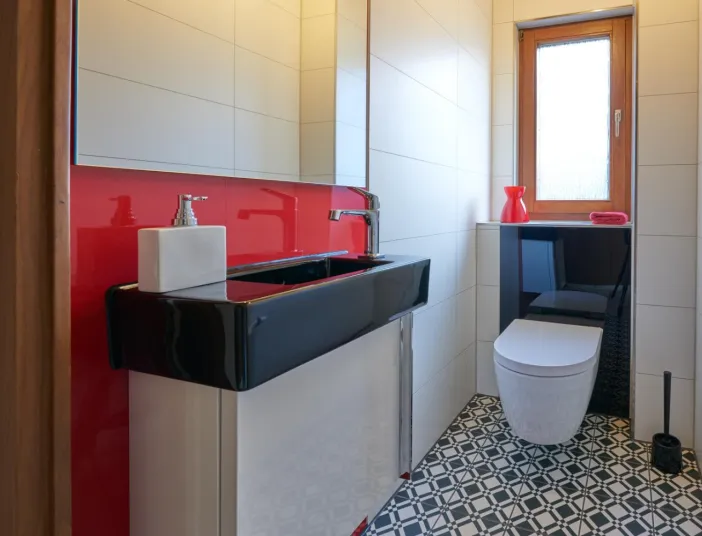 Gäste-WC in Schwarz-Weiß