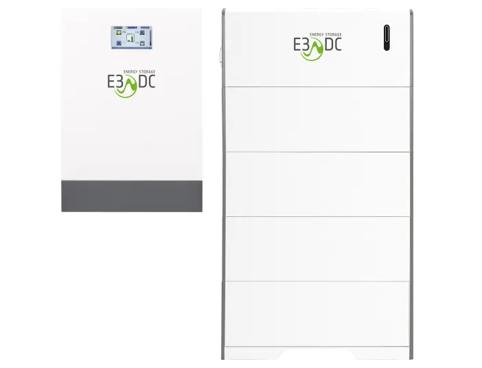 Zwei weiße E3/DC-Geräte stehen nebeneinander auf weißem Hintergrund – links ein kompaktes Wandgerät mit Display, rechts ein größeres Speichermodul mit vier Segmenten.