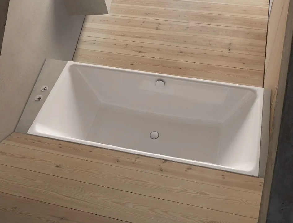 Badewanne BetteLoft in der Draufsicht mit hellem Holzfußboden