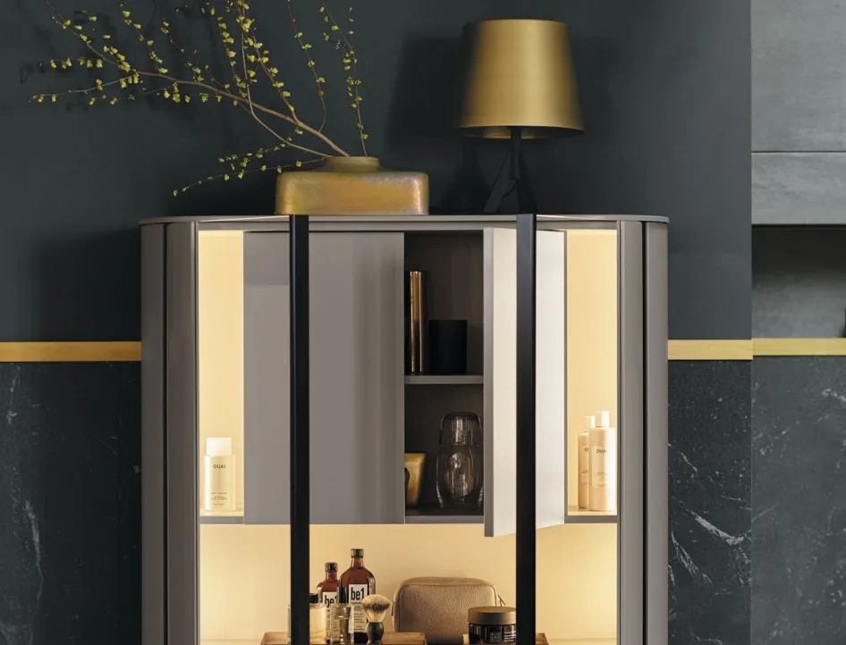 Ein eleganter Badezimmerschrank mit halb geöffneten Türen und integrierter Beleuchtung, der verschiedene Pflegeprodukte und Dekorationsartikel zeigt.