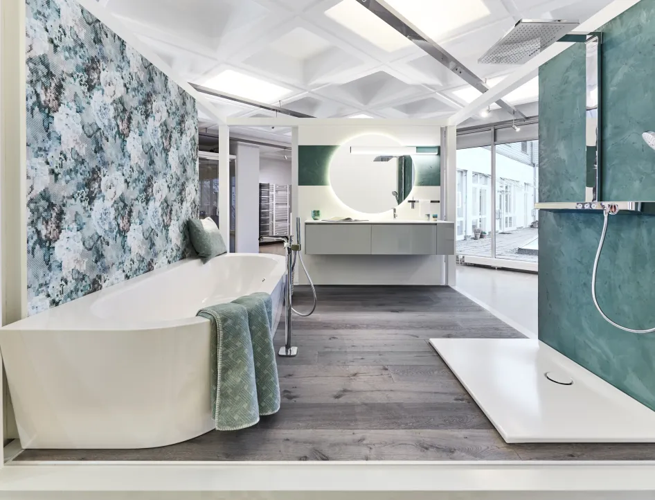 Badausstellung mit Badewanne und Dusche des Sanitär- und Heizungshandwerksunternehmens Mundle GmbH.