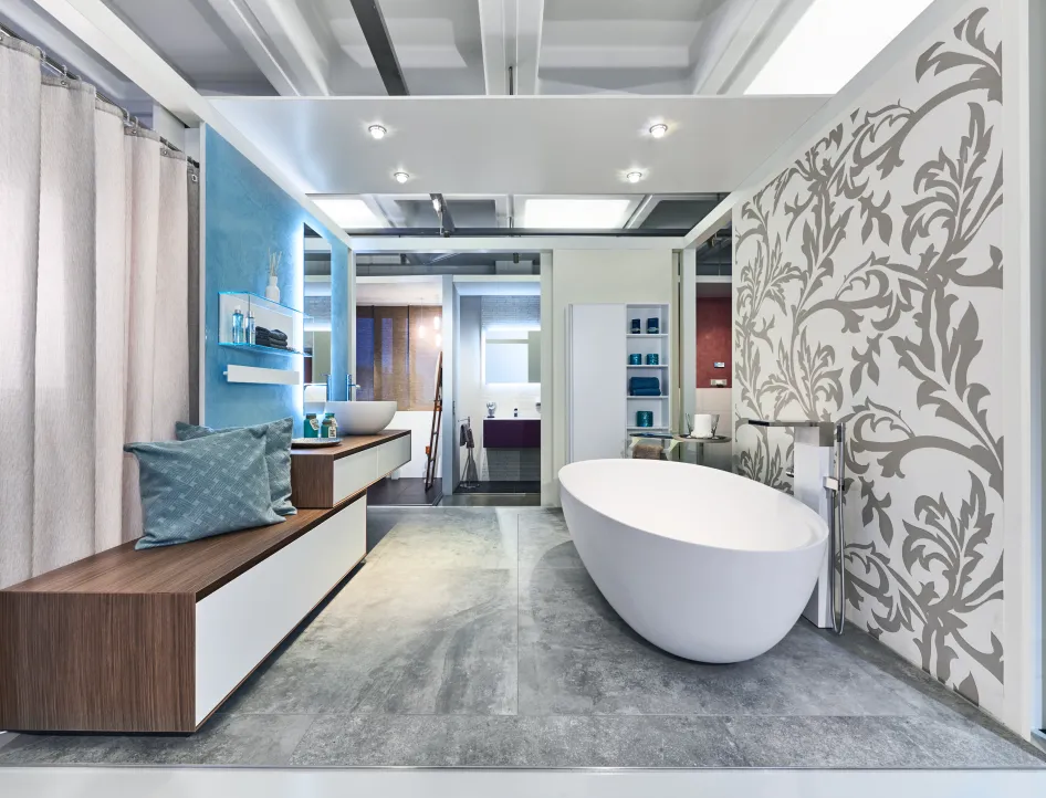 Badausstellung mit Badewanne des Sanitär- und Heizungshandwerksunternehmens Mundle GmbH.